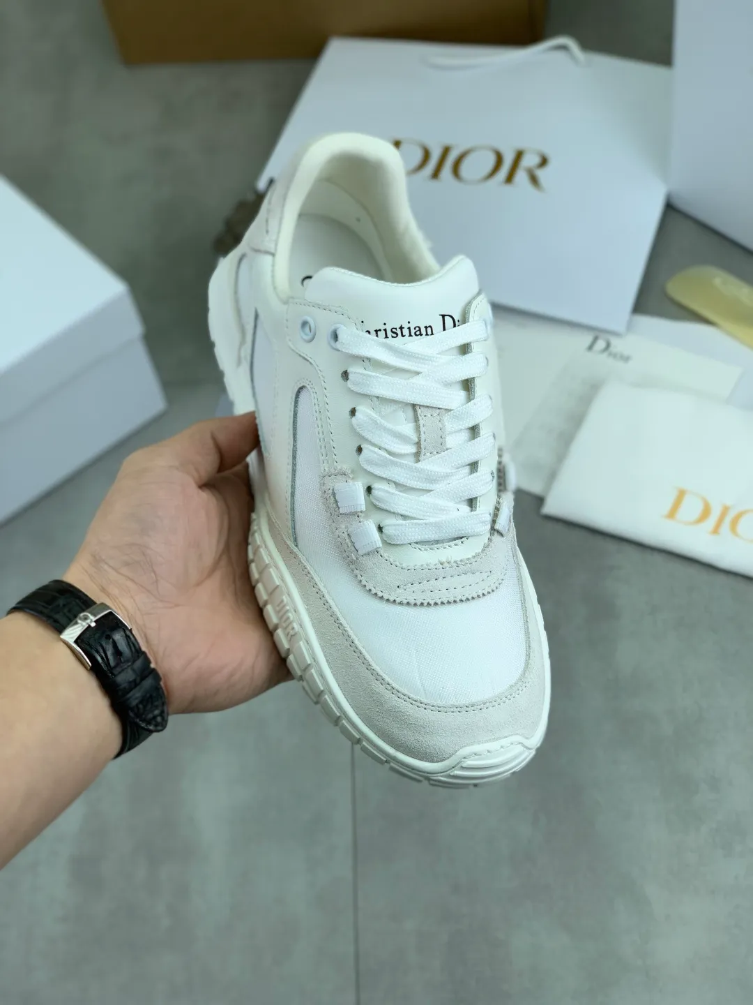 Men's men's shoes P560 new Dior Tech sneakers 2026 early spring series new products, with fashionable details, highlighting retro aesthetics. The light beige anti-suede cow leather upper is spliced ​​with apricot transparent mesh fabric on the side. The upper window edge is adhered with high-frequency flat ironing and back-pressure. It replicates the original craftsmanship, making it beautiful and comfortable without falling off. The interior is made of sheep lining of the same color and is soft and comfortable. The heel and tongue are embellished with the Paris logo. The textured TPU soles with the same color logo. The high-end version is exquisitely packaged with an airplane box, adding to the high-end style. Color: 4️⃣colors available Size: Female 35-41 Male 39-46